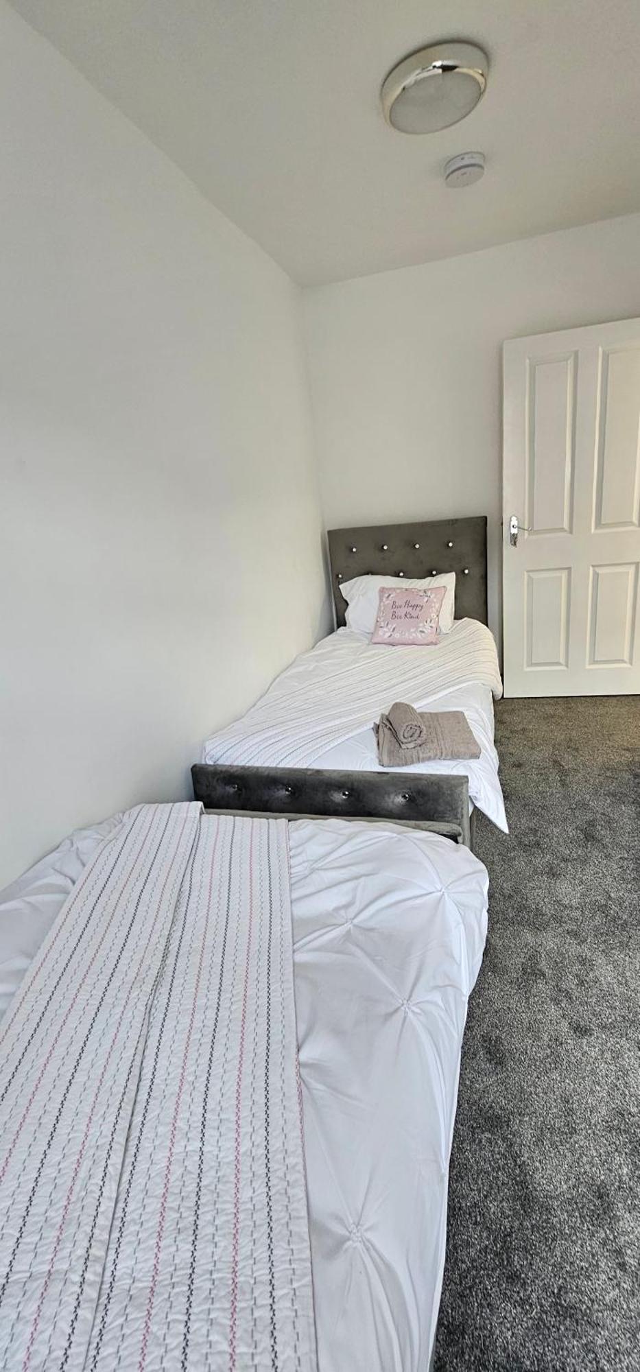 Luxury Four Bedroom House ブラッドフォード エクステリア 写真